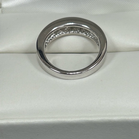 14kt white gold large diamonds band ring - Picture 7 of 8